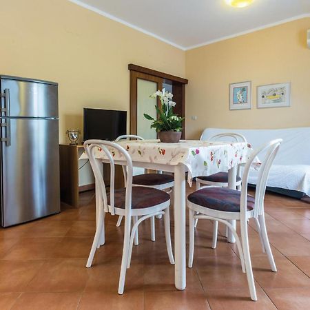Gorgeous Apartment In Porec With Kitchen Luaran gambar