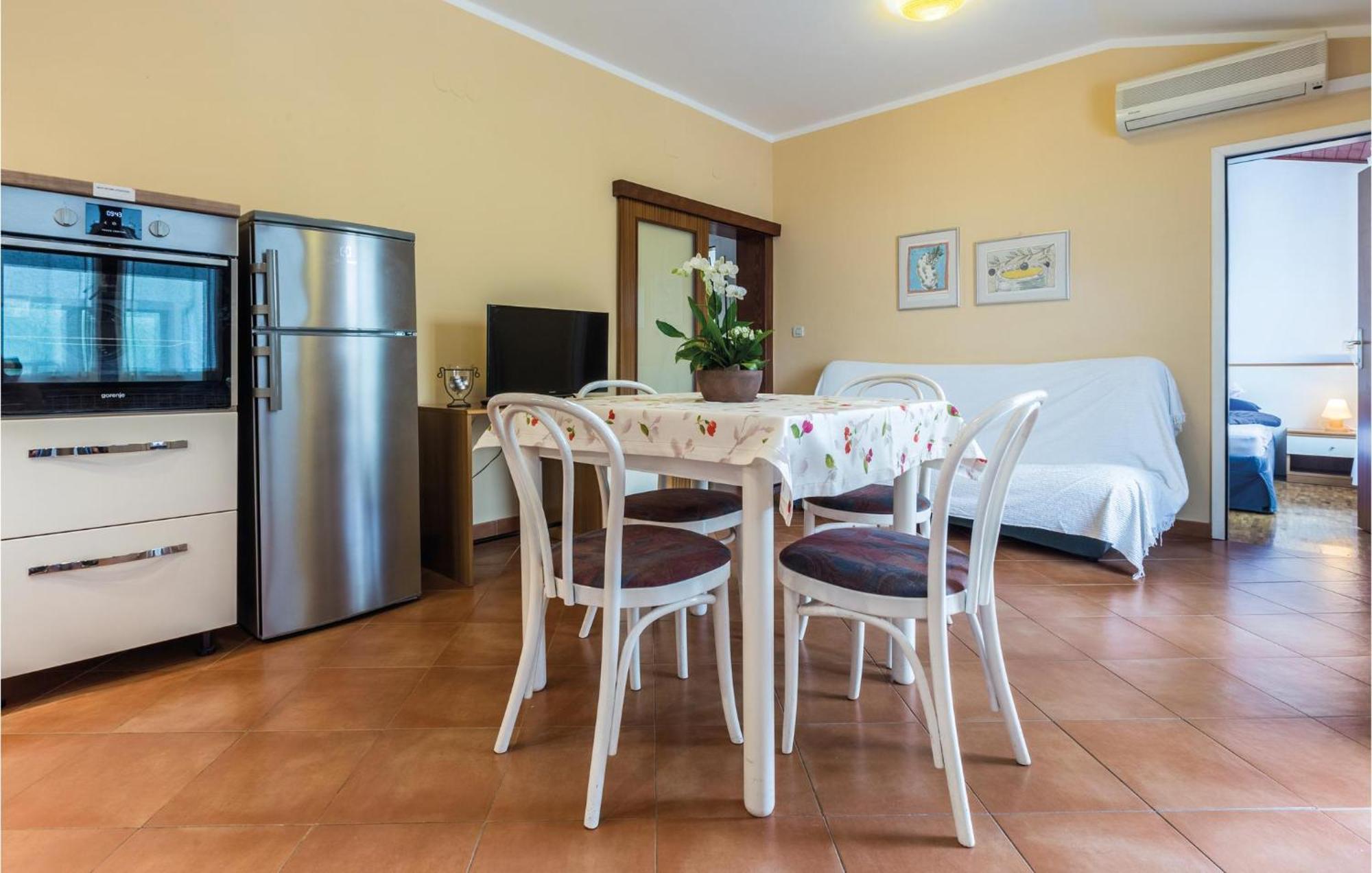 Gorgeous Apartment In Porec With Kitchen Luaran gambar
