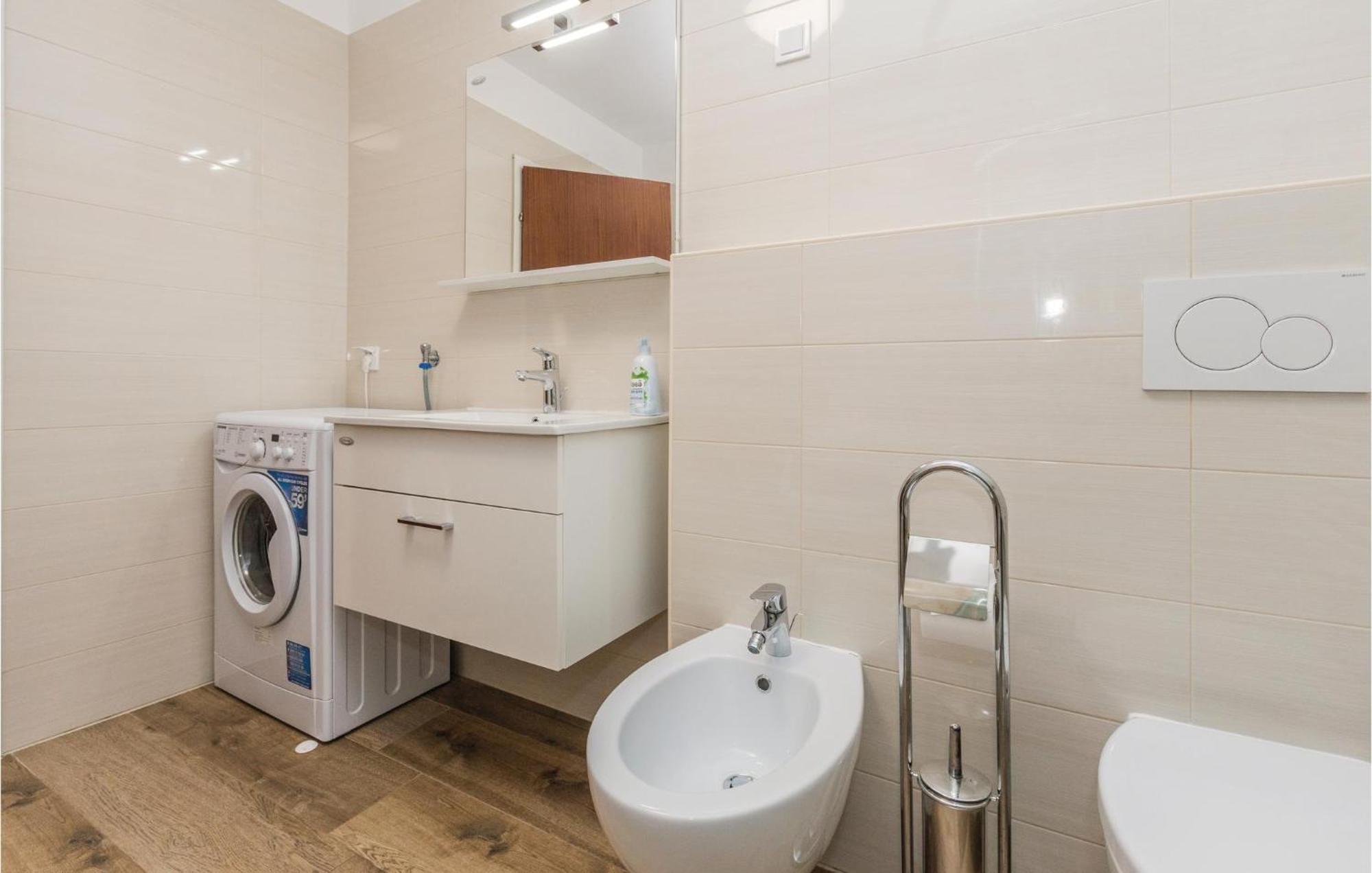 Gorgeous Apartment In Porec With Kitchen Luaran gambar