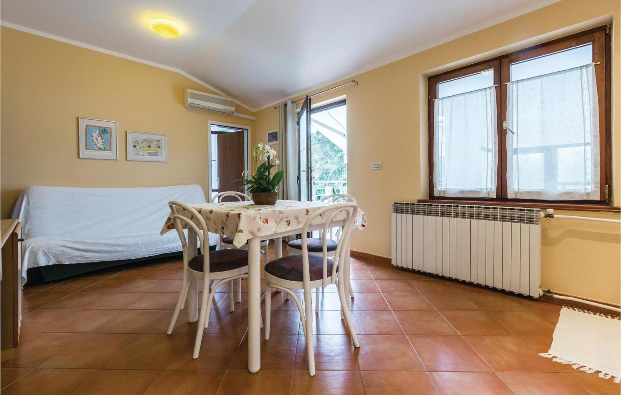 Gorgeous Apartment In Porec With Kitchen Luaran gambar