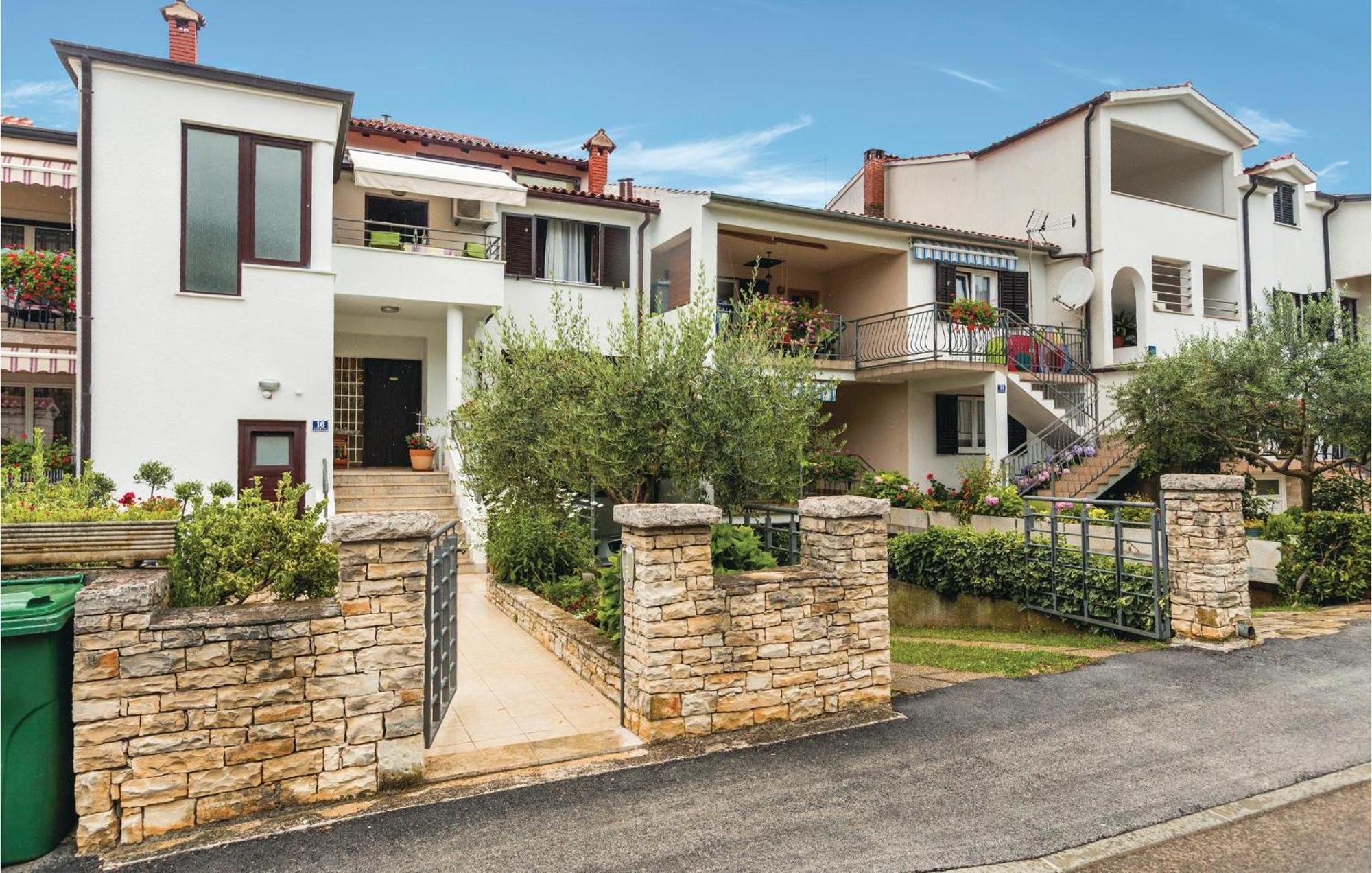 Gorgeous Apartment In Porec With Kitchen Luaran gambar