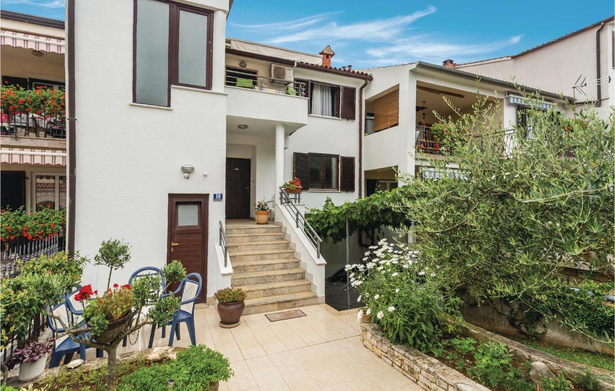 Gorgeous Apartment In Porec With Kitchen Luaran gambar